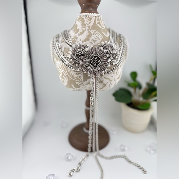 Vintage-Inspired Layered Sunflower Choker Necklace – Statement Piece - Picture 14 of 14